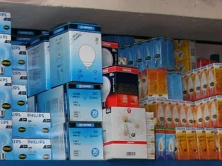 Ampul ve aydınlatma ürünleri rafı